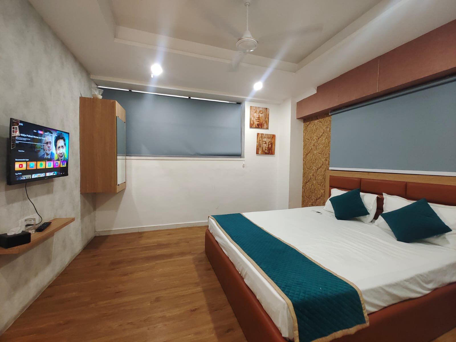 DELUXE ROOM